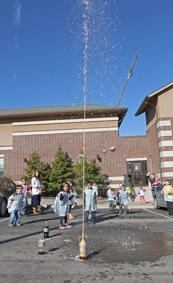 Mentos and Diet Coke Explosion: This science experiment is fun and easy at home, school or for a science birthday party! Kid Experiments At Home, Kids Summer Activities Outdoor, Cheap Summer Activities For Kids, Coke And Mentos, Cheap Summer Activities, Fun Indoor Activities For Kids, Science Birthday Party, Middle School Science Activities, Science Camp