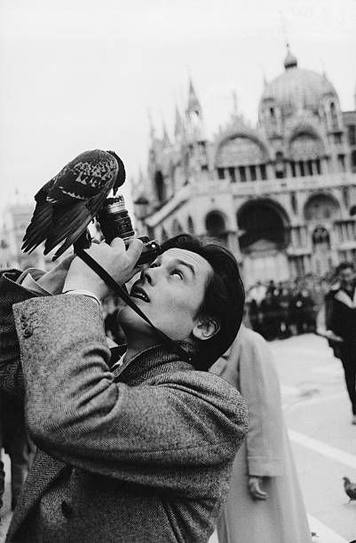 Robert Doisneau, Alain Delon, Foto Art, Jolie Photo, 인물 사진, Vintage Photography, Old Pictures, White Photography, Black And White Photography