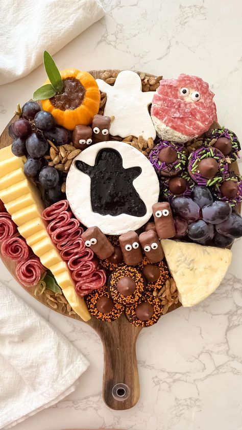 Halloween Cheeseboard, Oreo Witch Hats, Spooky Board, Halloween Apps, Spooky Snacks, Halloween Eve, Easy Halloween Food, Last Halloween, Spooky Fall