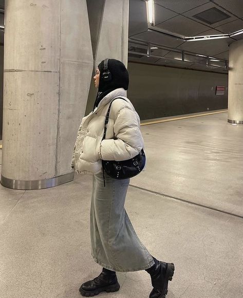 Winter Outfits Puffer Jacket, Maxi Skirt Styling, Hijabi Winter Outfits, Winter Maxi Skirt Outfit, Puffer Outfit, Modest Winter Outfits, Skirt Styling, Puffer Jacket Outfit, Estilo Hijab