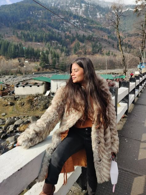 Kullu Manali Outfits, Himachal Pradesh Outfits, Himachal Outfit Ideas, Manali Aesthetic Photos, Outfit Ideas For Manali Trip, Shimla Outfits, Darjeeling Outfit Ideas, Manali Outfits Women, Manali Trip Outfit