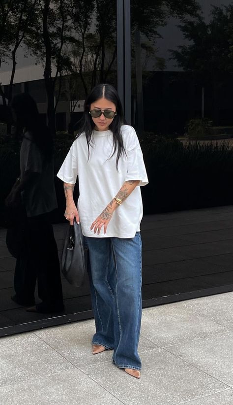 Street Style White Shirt, Classy Oversized Outfit, Chic Oversized Outfit, Basic Tshirt Outfit Women, Cream Tshirt Outfit, Oversized White Tshirt Outfit, Basic Tshirt Outfit, White Oversized Shirt Outfit, Oversized Denim Shirt Outfit