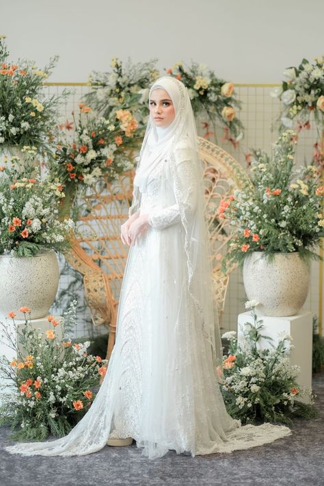 Akad Dress Hijab, Dress Akad Nikah Muslimah, White Muslim Wedding Dress, Simple Wedding Dress Hijab, Malaysian Wedding Dress, Wedding Dress Islamic, Islamic Bride, Bella Wedding Dress, Wedding Dress Hijab