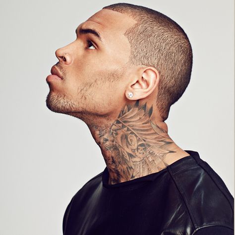 Chris Brown Chris Brown Hair, Chris Brown Pictures, Chris B, Famous Tattoos, Corte De Cabelo Masculino, Male Artist, Don't Judge, Chris Brown, Neck Tattoo