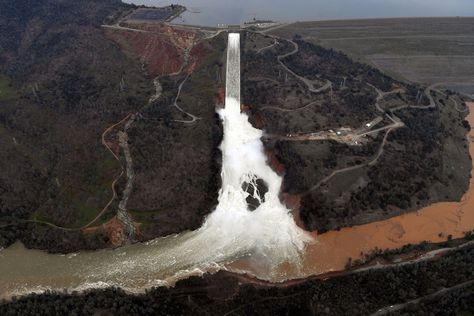 Crippled spillway at Oroville dam threatens northern California. Residents evacuated. Lake Oroville, Rain Head, Water Resources, Pictures Of The Week, Tahiti, Northern California, Awe Inspiring, Sacramento, California