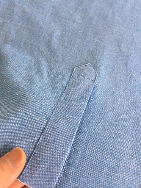 Learn how to sew a professional sleeve placket on your shirt. #sewingtutorial #sleeveplacket #sewplacket #sewing Manset Lengan, Fat Quarter Projects, Sleeve Placket, Sew Ins, Beginner Sewing, Beginner Sewing Projects Easy, Leftover Fabric, Fabric Baskets, Bags Tutorial