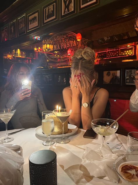 birthday dinner aethetic Aesthetic Cake Picture, Going Out For Dinner Aesthetic, Birthday Night Out Aesthetic, Birthday Pics Restaurant, Birthday Party Ideas 21 Years Old, Birthday Photos With Boyfriend, Paris Birthday Aesthetic, Cute Dinner Pictures, Fancy Dinner With Friends Aesthetic