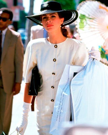 "I have to go shopping now."    Can't believe this movie is 20 years old! Julia Roberts Style, Pretty Woman Movie, Mode Old School, Walking Down The Street, Woman Movie, Richard Gere, Movies Outfit, Movie Fashion, White Dresses For Women