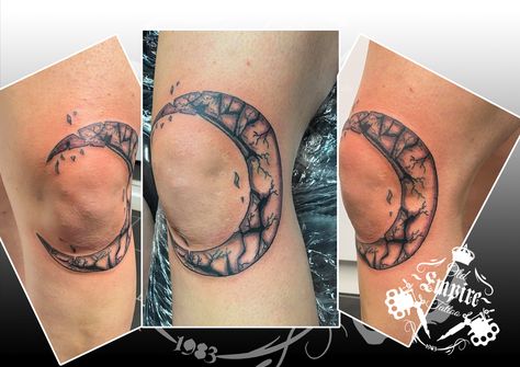 Cool crescent moon tattoo around the knee! #MoonTattoo #CrescentMoon #CrescentTattoo #KneeTattoo #TattooedWomen #GirlsWithTattoos #TattooedGirls #BlackAndGrey #OldEmpireTattoo @OldEmpireTattoo Crescent Moon Knee Tattoo, Tattoo Around The Knee, Moon Knee Tattoo, Half Moon Tattoo, Empire Tattoo, Crescent Moon Tattoo, Tattoo Inspiration Men, Tattoo Shows, Knee Tattoo