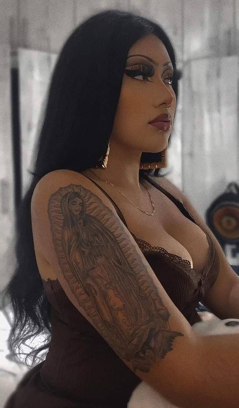 Chicana Neck Tattoo, Black Hair And Tattoos, Tattooed Latina, Baddie Tats Arm, Latina Tattoo Ideas, Chola Drawings, Payasa Tattoo, Maquillage Goth, Chicanas Tattoo