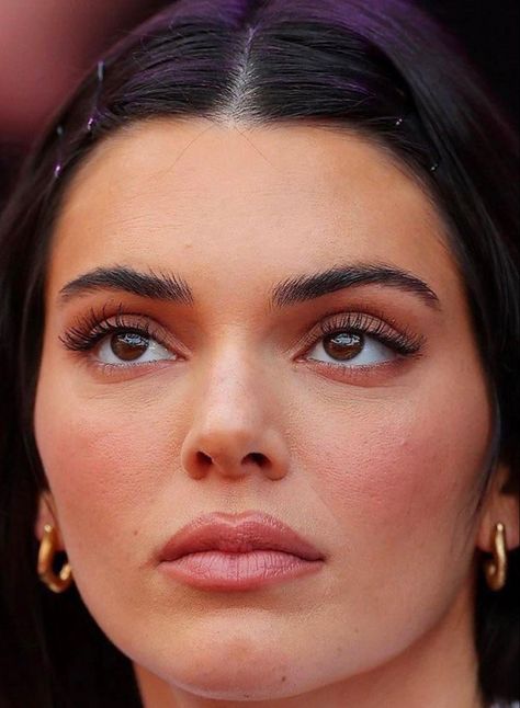 Kendall Jenner House, Amber Heard Hair, Kendall Jenner Kylie Jenner, Real Makeup, Kendall Jenner Makeup, Kendall Style, Celebrity Skin, Eye Makeup Designs, Best Poses For Pictures