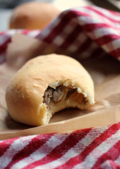 Philly Cheesesteak Stuffed Rolls Recipe ~ delish... The rolls are really good... Perfectly light and fluffy and just a little bit sweet. They are also perfectly portable and reheat really well, great for sack lunches! Stuffed Bread Rolls, Rhodes Rolls Recipes, Stuffed Rolls, Baker Bettie, Stuffed Bread, Cookie Dough Bites, Philly Cheesesteak, Hearty Dinner, Philly Cheese Steak