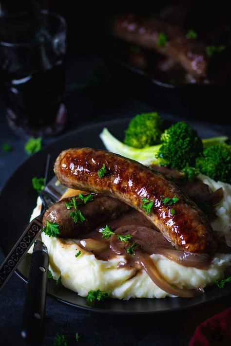 British Lunch, Bangers And Mash Recipe, English Dishes, Sausage And Mash, Red Wine Gravy, Malva Pudding, Hearty Food, Best Mashed Potatoes, Mash Recipe