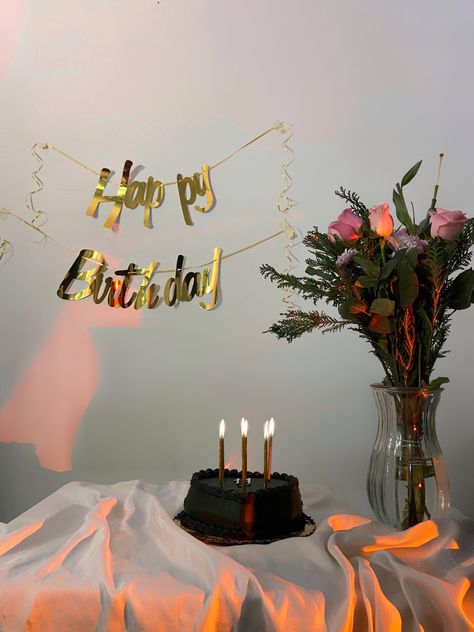 Birthday Decoration For Father, Simply Birthday Decorations, Minimal Bday Decor, Minimal Birthday Decor Party Ideas, Minimal Birthday Decor For Men, Simple Birthday Table Set Up, Simple Birthday Decorations For Men, Aesthetic Birthday Decoration Ideas, Minimal Birthday Decor