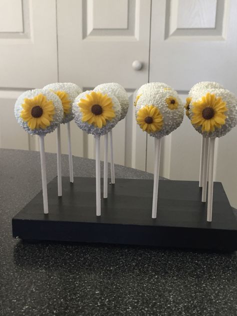 Sunflower Cakepops Bridal Shower Cake Pops Ideas, Sun Flower Birthday Theme, Sunflower Themed Bridal Shower Ideas, Sunflower Cakepops, Sunflower Treats, Sunflower Cake Pops, Sunflower Bridal Shower Ideas, Sunflower Graduation Party, Sunflower Baby Shower Ideas