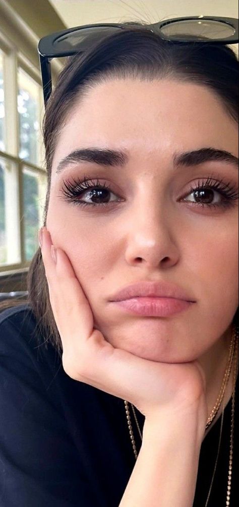 Check more at https://handeercel.tk/hande-ercel-beautiful-turkish-actress-5025/ Hande Erçel Hair, Hande Erçel Makeup, Hande Ercel Style, Turkish Actress, Turkish Women Beautiful, Turkish Fashion, Turkish Beauty, Hande Ercel, Without Makeup