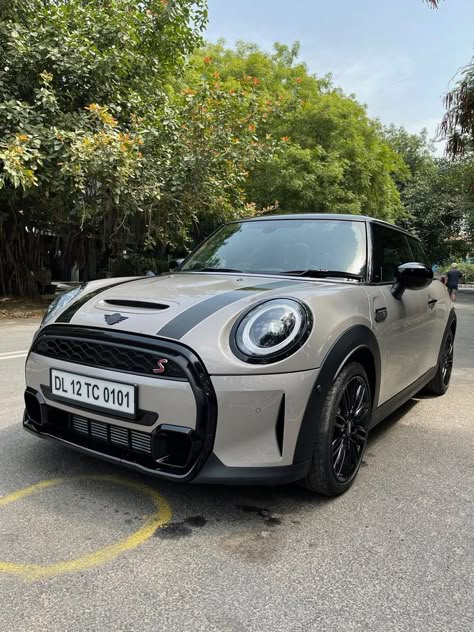 Mini Cooper White Silver, Mini Cooper Hatchback, Grey Mini Cooper, Mini Cooper Sport, Mini Cooper Accessories, Mini Cooper Clubman, Dream Cars Mercedes, Mini Copper, Mini Cooper Countryman