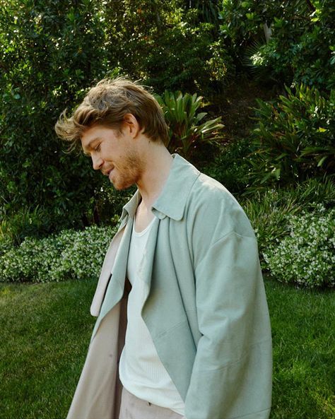 Joe Alwyn Photoshoot, A Little Life Book, Joe Alwyn, Grunge Boy, Top Celebrities, Inspirational People, Man Crush, Book Of Life, Pretty Men