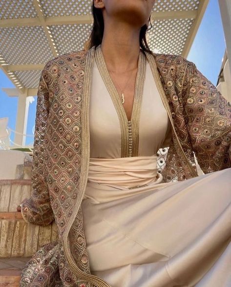 Caftan Simple Chic, Moroccan Dress Kaftan, Caftan Simple, Moroccan Kaftan Dress, Moroccan Bride, Arabic Dress, Moroccan Clothing, Kaftan Designs, Mode Kimono