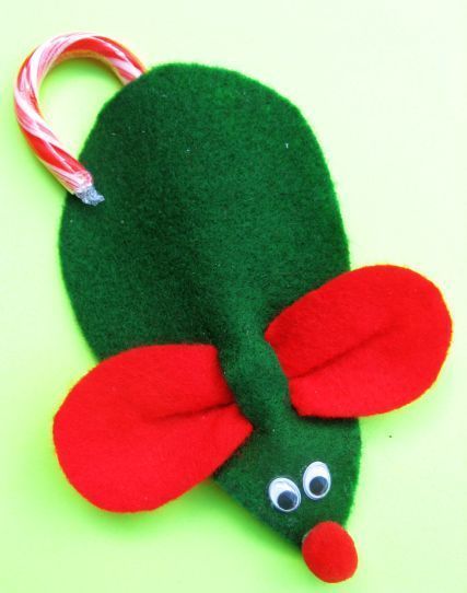 Easy Christmas craft and gift idea: felt candy cane mouse. Candy Cane Crafts, Skip To My Lou, Mouse Crafts, Candy Crafts, Felt Mouse, Navidad Diy, Small Christmas Trees, Christmas Mouse, Easy Christmas Crafts