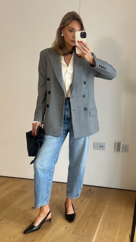 Grey Blazer Women, Networking Event Outfit, Grey Blazer Outfit, Event Outfit Ideas, Corporate Attire Women, Classy Business Outfits, Outfits Con Jeans, Business Professional Outfits, Blazer Outfits Casual