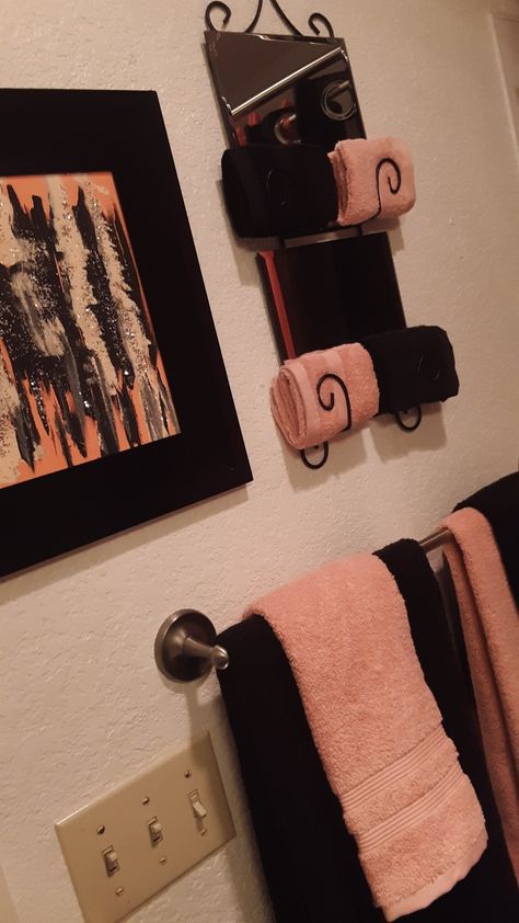 Pink And Brown Bathroom Decor, Pink Grey Black Bathroom, Bathroom Decor Pink And Black, Pink And Black Bathroom Decor, Black And Pink Bathroom Ideas, Pink And Black Goth Bathroom, Boujee Apartment, Pink Apartment Decor, Pink And Black Bathroom