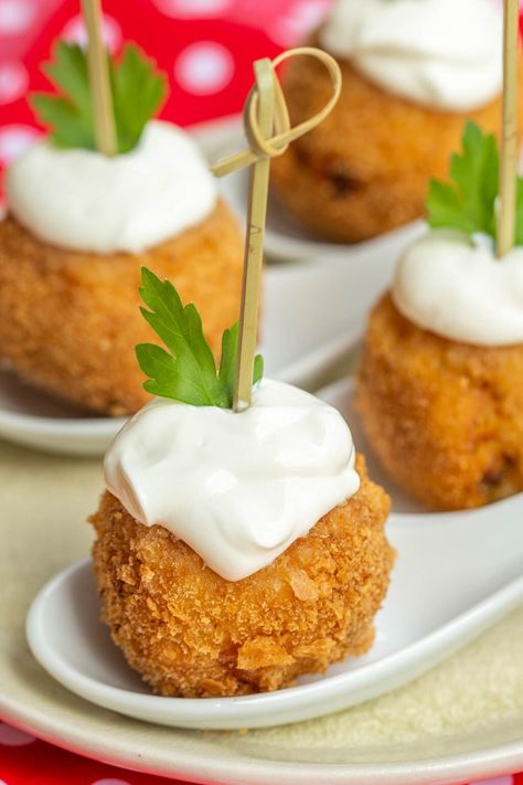 Stuffed Potato Croquettes or Mashed Potato Pancakes filled with Meat are perfect dish to make with leftover mashed potatoes. Gastronomic Food, Mashed Potato Patties, Potatoes Stuffed, Mashed Potato Pancakes, Stuffed Potato, Potato Croquettes, Potato Patties, Party Food Buffet, Leftover Mashed Potatoes