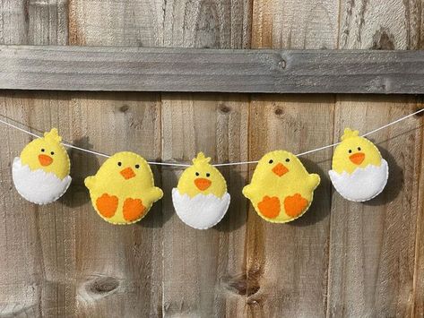 Easter Bunting Ideas, Spring Felt Crafts, Easter Felt Crafts, Easter Felt Decorations, Felt Easter Garland, Sewing Easter Projects, Easter Garlands, Felt Easter Crafts, Easter Bunting