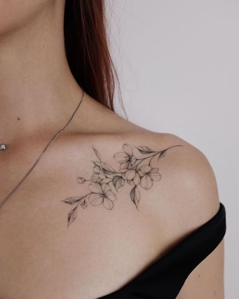 Floral Collar Bone Tattoo, Front Shoulder Tattoo, Shoulder Tattoo Ideas, Feminine Shoulder Tattoos, Front Shoulder Tattoos, Healed Tattoo, Bone Tattoo, Small Shoulder Tattoos, Tattoo Flowers