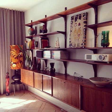 Poul Cadovius Cado Wall System in Rosewood Mcm Built In Shelves, Mcm Built In Bookcase, Midcentury Built In, Midcentury Shelves, 70s Home Office, Bookshelves Styling, Mid Century Modern Living Room Design, Bookshelves In Living Room, Bookshelf Design