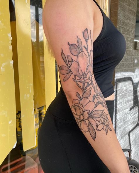 August Poppy Flower Tattoo, Gladiolus And Poppy Tattoo, Gardenia Tattoo, Poppy Flower Tattoo, Magnolia Tattoo, Tattoo Beautiful, Arm Tats, Beautiful Flower Tattoos, Cute Tiny Tattoos