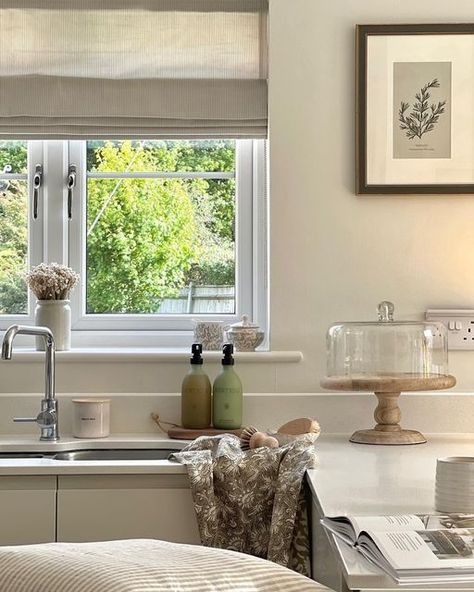 Kitchen Roman Blinds, Natural Roman Blinds, White Roman Blinds, Roman Blinds Kitchen, Ode To Autumn, Beautiful Blinds, Rustic Accessories, Cosy Kitchen, Kitchen Interior Design