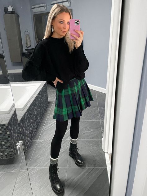 Plaid Skirt And Combat Boots Outfit, Plaid Skirt Combat Boots, Green Plaid Skirt Outfit Winter, Pleated Mini Skirt Outfit Winter, Tartan Mini Skirt Outfit, Skirt And Combat Boots Outfit, Green Plaid Skirt Outfit, Plaid Pleated Skirt Outfit, Asymmetrical Skirt Outfit