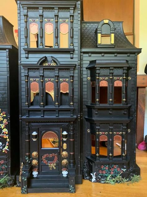 Mom Starts Upcycling Thrifted Plastic Dollhouses Into Spooky Mansions, And She's Absolutely Nailing It Halloween Dollhouse Makeover, Dollhouse To Haunted House, Haunted Dollhouse Diy, Spooky Dollhouse Diy, Halloween Dollhouse Diy, Halloween Doll House, Gothic Bookshelves, Dollhouse Remodel, Spooky Dollhouse