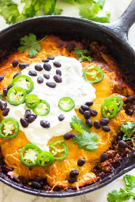 Cheesy tamale pie with cheesy cornbread topping plus more cheese on top of that! It's filled with black beans, more cheese and seasoned ground beef.  You can choose to infuse with chili powder mix , taco seasoning or your favorite enchilada sauce.  Top it off with sour cream, jalapeno and more black beans. This is perfect for busy weeknights! Recipe With Black Beans, Cornbread Pie, Cornbread Topping, Easy Tamales, Tamale Pie Recipe, Cheesy Cornbread, Jalapeno Cheddar Cornbread, Shakshuka Recipe, Collard Greens Recipe