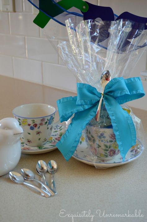 Tea Cup Party Favors, Tea Cup Gift Ideas Filled, Tea Cup Packaging, Tea Cup Favors, Tea Cup Gift Ideas, Cup Party Favors, Cup Candles, Cup And Saucer Crafts, Making A Gift Basket