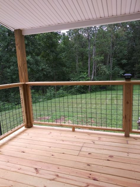 Fence Porch Railing, Porch With Hog Wire Railing, Hogwire Porch Railing, Deck Rails With Hog Wire, Porch Railing With Wire, Fence Deck Railing, Chicken Wire Porch Railing, Wire Handrail Deck, Hog Panels On Deck