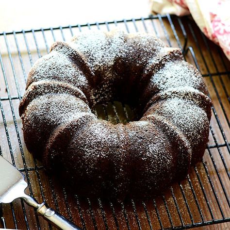 Chocolate Chip Pudding Bundt Cake from Feed Your Soul Too---I've been using this recipe for years, but I use mini chocolate chips...and top it with a drizzle of chocolate ganache. Root Beer Cake, Kahlua Cake, Chocolate Chip Pudding, Perfect Chocolate Cake, Chocolate Bundt, Mug Cakes, Beer Cake, Torte Cupcake, Chocolate Bundt Cake