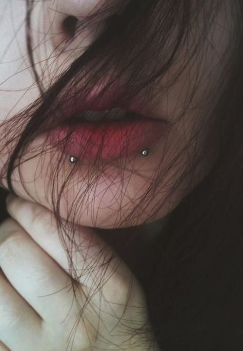 Ultimate Snake Bites Piercing Guide with Images Piercings Corps, Lip Piercing Stud, Spiderbite Piercings, Piercing Bouche, Snake Bite Piercing, Mouth Piercings, Piercing Conch, Piercing Labret, Monroe Piercings