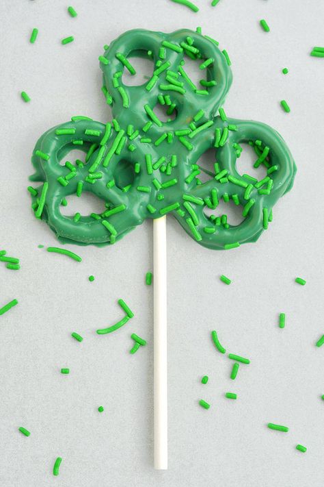 Pretzel Shamrocks, Shamrock Pretzel Pops, Shamrock Pretzels, How To Make Pretzels, Pretzel Pops, St Patricks Food, St Patrick Day Snacks, Shamrock Shake Recipe, Sant Patrick