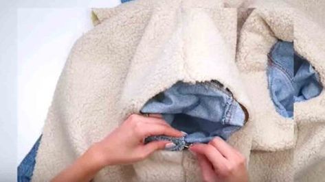 This sherpa denim jacket tutorial is worth checking out… especially when you you need a warm jacket and don’t want to spend a lot of money on a new one…just revamp your denim jacket that you already have. Sewing Projects For Gifts, Jacket Tutorial, Cozy Diy, Denim Sherpa Jacket, Diy Joy, Sherpa Denim Jacket, Jacket Making, Sewing Projects Free, Sherpa Lined Jacket