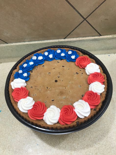 Labor Day Cupcakes, Labor Day Cake Decorating Ideas, Fourth Of July Cakes Ideas, Labor Day Cookie Cake Ideas, Usa Cookie Cake, 4th Of July Cake Decorating, Patriotic Sheet Cake, Memorial Day Cake Ideas, Cookie Cake Decorating Ideas Summer