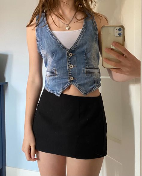 Y2k Jean Vest Outfit, Cropped Jean Vest Outfit, Jean Vest And Skirt Outfit, Niall Horan Aesthetic Outfit, Niall Outfits Inspiration, Styling Jean Vest, Denim Vest Styling, How To Style Jean Vest, Fitted Vest Outfits