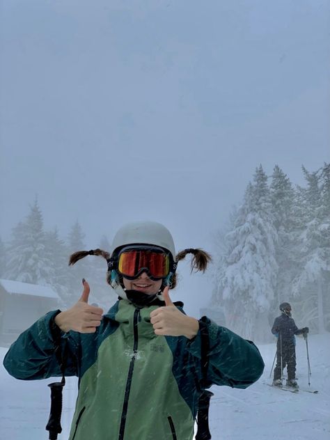 Snowboarding Astethic, Cute Snowboarding Hairstyles, Snowboard Hairstyles Helmet, Snowboard Hair, Ski Trip Photo Ideas, Ski Hairstyles Helmet, Snowboard Hairstyles, Skiing Hairstyles Helmet, Snowboarding Hair