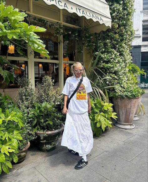 Long Skirt With Sneakers, Gorpcore Outfit, White Maxi Skirt Outfit, Korean Fashion Summer Street Styles, Graphic Tshirt Outfit, Skirts With Sneakers, White Skirt Outfits, Skirt Outfit Summer, Samba Outfit