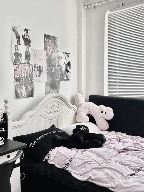 Black White And Pink Bedroom Aesthetic, Pink And Black Aesthetic Room, Black And Pink Room Aesthetic, Pink And Black Room Aesthetic, Pink Black Room, Black Pink Aesthetic, Black Room Ideas, Gaming Setup Bedroom, Pink Aesthetic Cute