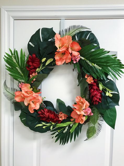 Tropical wreath made with a mixture of fake flowers, leaves, and real dried Leaves. Christmas Tropical Decor, Tropical Wreath Diy, Tropical Holiday Decorations, Diy Tropical Christmas Decorations, Hawaiian Wreath Diy, Hawaiian Christmas Wreath, Tropical Wreath Ideas, Tropical Door Decorations, Tropical Christmas Wreath