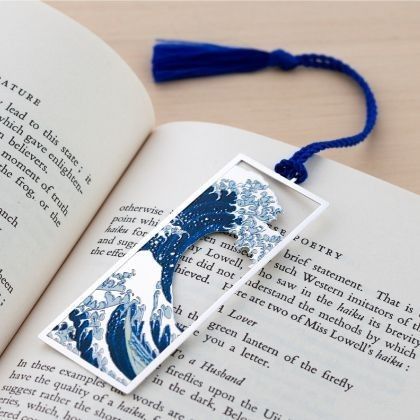 Hokusai The Great Wave, Handmade Bookmarks Diy, Vintage Bookmarks, Creative Bookmarks, Bookmark Craft, The Great Wave, Great Wave Off Kanagawa, Diy Bookmarks, Metal Bookmarks