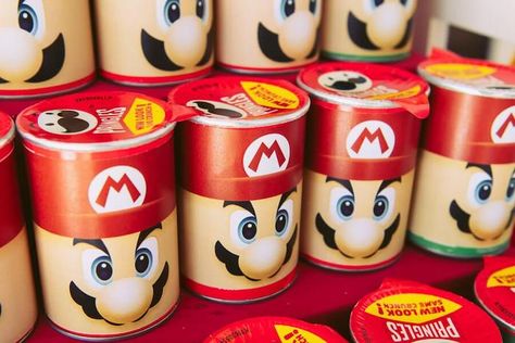 Mario Loot Bag Ideas, Super Mario Party Treats, Super Mario Treats, Mario Party Table, Mario Treats, Mario Themed Snacks, Mario Decorations, Mario Party Favors, Super Mario Bros Party Ideas