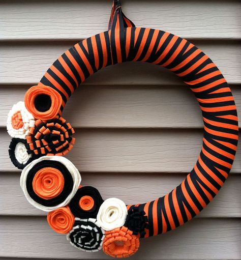 Halloween Wreaths Couronne Diy, Felt Flower Wreath, Felt Flower Wreaths, Modern Wreath, Felt Wreath, Door Wreaths Diy, Adornos Halloween, Fabric Wreath, Halloween Wreaths